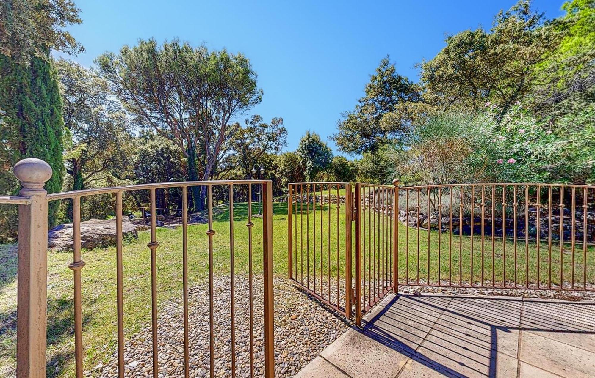 Awesome Home In Bollene With Wifi Bagian luar foto